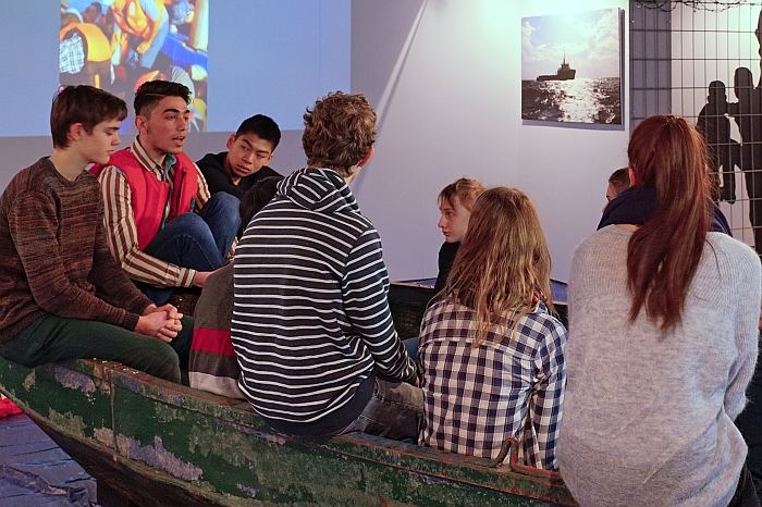 Khaled bei der Ausstellungseröffnung mit Oberstufenschülerinnen und -schülern des Willigis